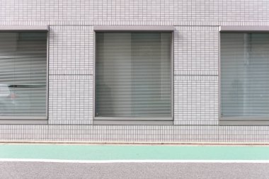 Büyük Pencere ve İsim Yeri olan Dükkan Dükkanı Önü