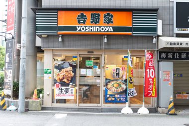 Osaka, Japonya - Ekim 2019: Yoshinoya Gyudon Lokantası (Shimo Takaido, Suginami koğuşunda şube), Takaido tren istasyonu yakınında. Yoshinoya Japonya 'daki en büyük restoran zincirlerinden biridir..