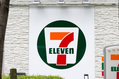 Osaka, Japonya - Ekim 2019 Osaka, Japonya 'da 11 mağaza. 7-Eleven uluslararası bir market zinciri..