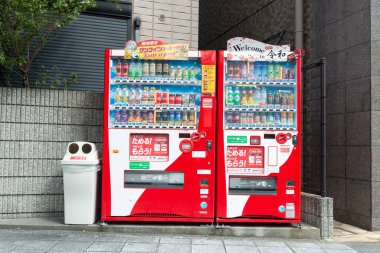 Osaka, Japonya - Ekim 2019: Osaka 'daki çeşitli şirketlerin satış makineleri. Japonya dünyada kişi başına düşen satış makinesinin en yüksek sayısına sahip yaklaşık 1 ila 23 kişi..