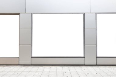 Büyük Pencere ve İsim Yeri olan Dükkan Dükkanı Önü