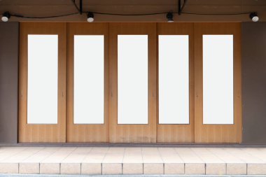 Büyük Pencere ve İsim Yeri olan Dükkan Dükkanı Önü