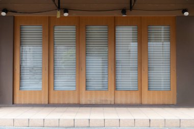 Büyük Pencere ve İsim Yeri olan Dükkan Dükkanı Önü