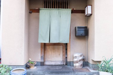 Geleneksel Japon restoranları ve dükkanlarının önünde asılı duran perde benzeri kumaş sadece bir tabela değil, aynı zamanda daha büyük bir anlam da taşıyor.,