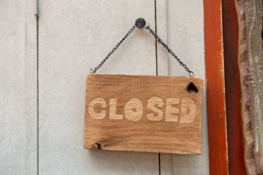 Üzgünüm, kapalı tabelamız bir restoranın, mağazanın, ofisin ya da başka bir yerin önünde asılı.