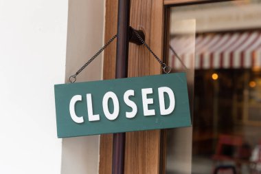 Üzgünüm, kapalı tabelamız bir restoranın, mağazanın, ofisin ya da başka bir yerin önünde asılı.