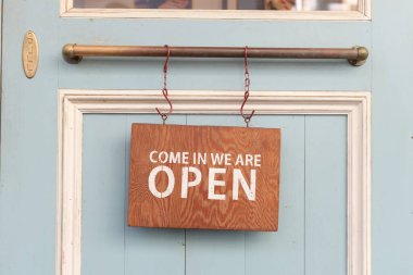 İçeri gel. Açık tabelayız.