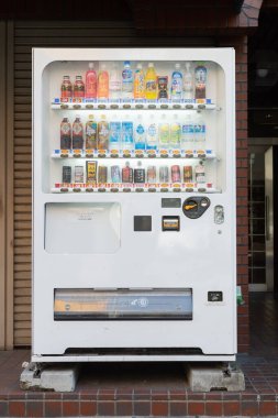 Osaka, Japonya - Ekim 2019: Osaka 'daki çeşitli şirketlerin satış makineleri. Japonya dünyada kişi başına düşen satış makinesinin en yüksek sayısına sahip yaklaşık 1 ila 23 kişi..
