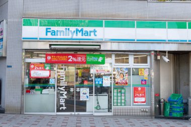 Osaka, Japonya - Ekim 2019: FamilyMart Osaka, Japonya 'da 24 saat açık bir mağaza. Family ilyMart, Japonya 'daki en büyük market zincirlerinden biridir.