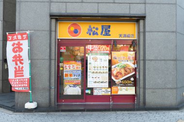 Osaka, Japonya - Ekim 2019: Matsuya Gyudon Restoranı (Nishi Shinjuku 1 Chome, Shinjuku Ward 'da şube), Japonya' nın en büyük üçüncü et kasesi restoran zinciri..