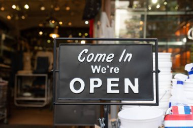 İçeri gel. Açık tabelayız.