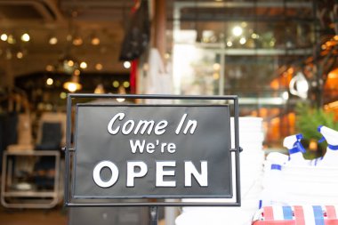 İçeri gel. Açık tabelayız.