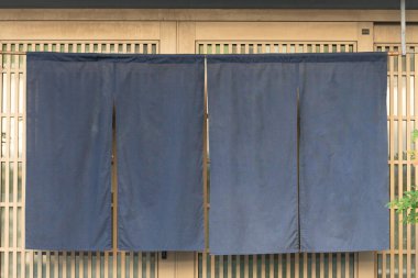 Geleneksel Japon restoranları ve dükkanlarının önünde asılı duran perde benzeri kumaş sadece bir tabela değil, aynı zamanda daha büyük bir anlam da taşıyor.,