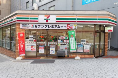 Osaka, Japonya - Ekim 2019 Osaka, Japonya 'da 11 mağaza. 7-Eleven uluslararası bir market zinciri..