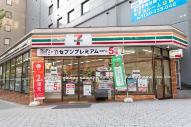Osaka, Japonya - Ekim 2019 Osaka, Japonya 'da 11 mağaza. 7-Eleven uluslararası bir market zinciri..