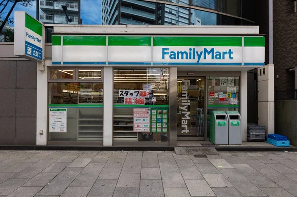 Osaka, Japonya - Ekim 2019: FamilyMart Osaka, Japonya 'da 24 saat açık bir mağaza. Family ilyMart, Japonya 'daki en büyük market zincirlerinden biridir.