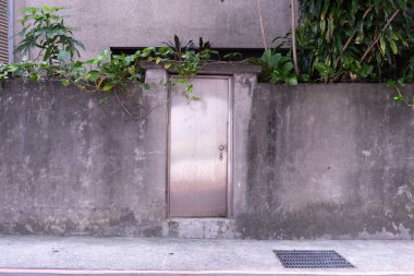 Sokak duvarı ve kapı kenarındaki kaldırım