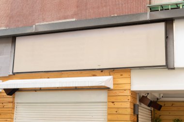 Sokak duvarında kocaman boş bir ilan panosu, kendi metnini ekleyebileceğin pankartlar.