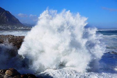 Dev dalgalar sahil çökmesini