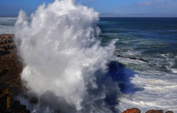 Des Vagues Énormes Écrasent Sur Rivage — Photo