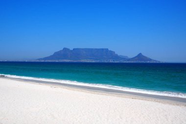 Table Mountain, Cape Town, Güney Afrika için bay genelinde görüntülemek