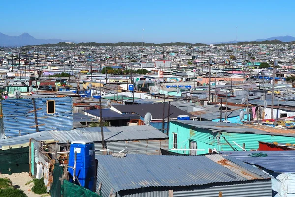 Khayelitsha township, África do Sul - 29 de agosto de 2018: BAckyard em um município na África do Sul — Fotografia de Stock