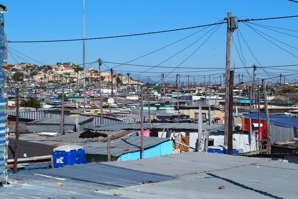 Khayelitsha township, África do Sul - 29 de agosto de 2018: BAckyard em um município na África do Sul — Fotografia de Stock