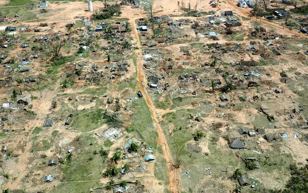Pemba, mosambik - 1. Mai 2019: Luftaufnahme des verwüsteten Fischerdorfes nach dem Zyklon Kenneth im Norden Mosambiks. — Stockfoto