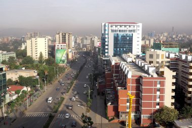 Addis Ababa, Etiyopya - 11 Nisan 2019 : Etiyopya'nın başkenti Addis Ababa'da işlek sokak.