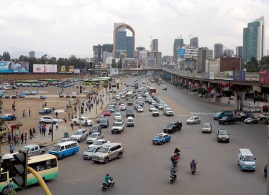 Addis Ababa, Etiyopya - 11 Nisan 2019 : Etiyopya'nın başkenti Addis Ababa'da işlek sokak.