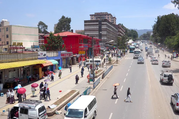 ADIS Ababa, Etiópia-9 április 2019: forgalmas utcában az etióp fővárosban, ADIS Ababa. — Stock Fotó