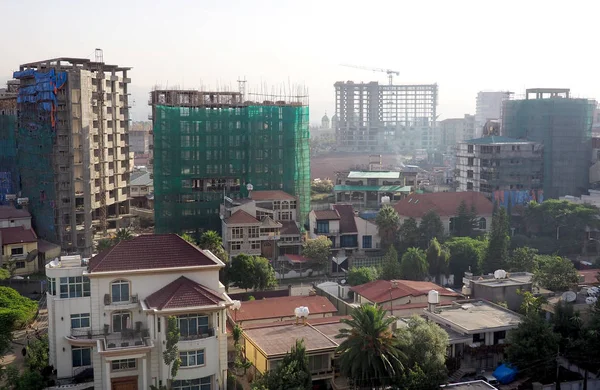Addis Abeba, Etiopía - 11 de abril de 2019: Ocupada calle en la capital etíope de Addis Abeba . — Foto de Stock