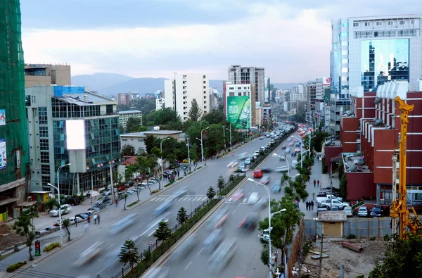 Addis Ababa, Etiyopya - 11 Nisan 2019 : Etiyopya'nın başkenti Addis Ababa'da işlek sokak.