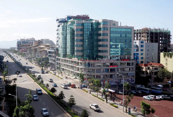 Addis Abeba, Etiopia - 11 aprile 2019: Strada trafficata nella capitale etiope Addis Abeba . — Foto Stock