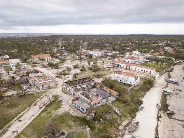 Повітряні надземні будинки на тропічному острові, пошкоджені циклоном Стокове Фото