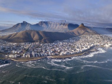Cape Town üzerinde havadan görünüm, Table Mountain ile Güney Afrika