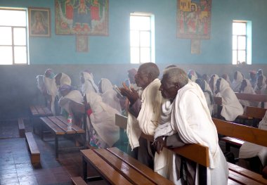 Alitena, Etiyopya - 1 Haziran 2019 : Erkekler ve kadınlar Etiyopya Kilisesi'ndeki Katolik Ayini'ne katılıyor