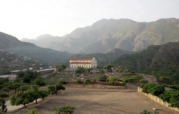 Iglesia católica en un valle remoto en Tigray, al norte de Etiopía, en la frontera eritrea —  Fotos de Stock