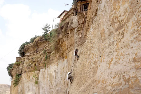 Monjes escalando una pared de roca en el Monasterio Debre Damo, Etiopía — Foto de Stock