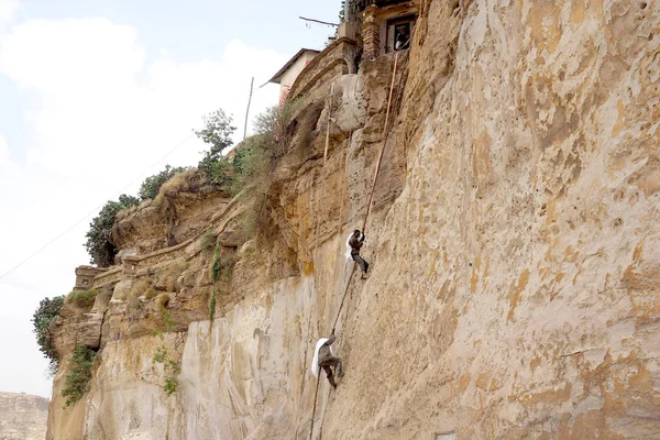 Debre Damo Manastırı'nda kaya duvarına tırmanan keşişler, Etiyopya