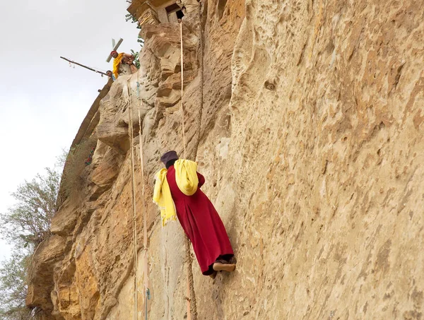 Monje escalando una pared de roca en el Monasterio Debre Damo, Etiopía — Foto de Stock