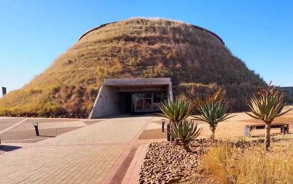 2 julio 2019 - Maropeng, Johannesburgo, Sudáfrica: El Centro de Exposiciones Maropeng en la Cuna de la Humanidad, Johannesburgo, Sudáfrica — Foto de Stock