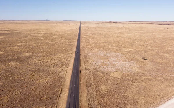 平らな風景の中に長い直線道路の空中 — ストック写真