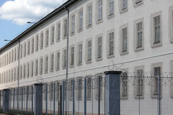 Edificio Prisión Con Cerca Alambre Afeitar — Foto de Stock