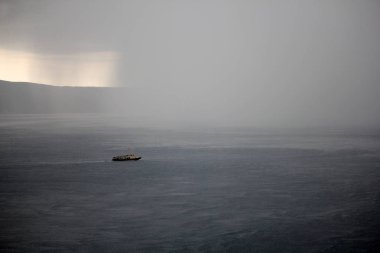Bir yaz fırtınası denizden limana dönen bir gemiye vurur
