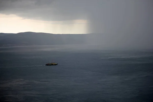Tormenta Verano Llega Barco Mar Frente Una Isla —  Fotos de Stock