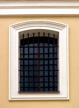 Dökme demir ızgara ile eski bir ev penceresinde