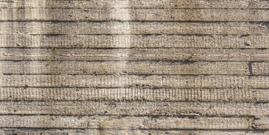 Eski evin duvarına. Yüzeyde çatlaklar. Arka plan