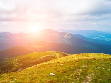 Yaz dağ manzaraları. Yeşil çayırlar. Gün batımında yüksek tepeler