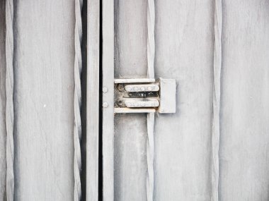 Terk edilmiş bir kırsal evde eski bir anahtar deliği